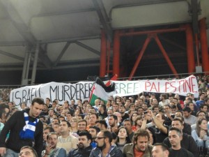 Η "Δικτυωση Αλληλεγγυης" επιτίθεται στην εθνική Ισραήλ κατά την διάρκεια ποδοσφαιρικού αγώνα στην Θεσσαλονίκη (2011). Η μικτή σύνθεση της ομάδας (άραβες και εβραίοι) μάλλον δεν τους λέει τίποτα. Πηγή: http://www.palestineresist.gr/ouractions/85-2011-07-01-14-04-05.html